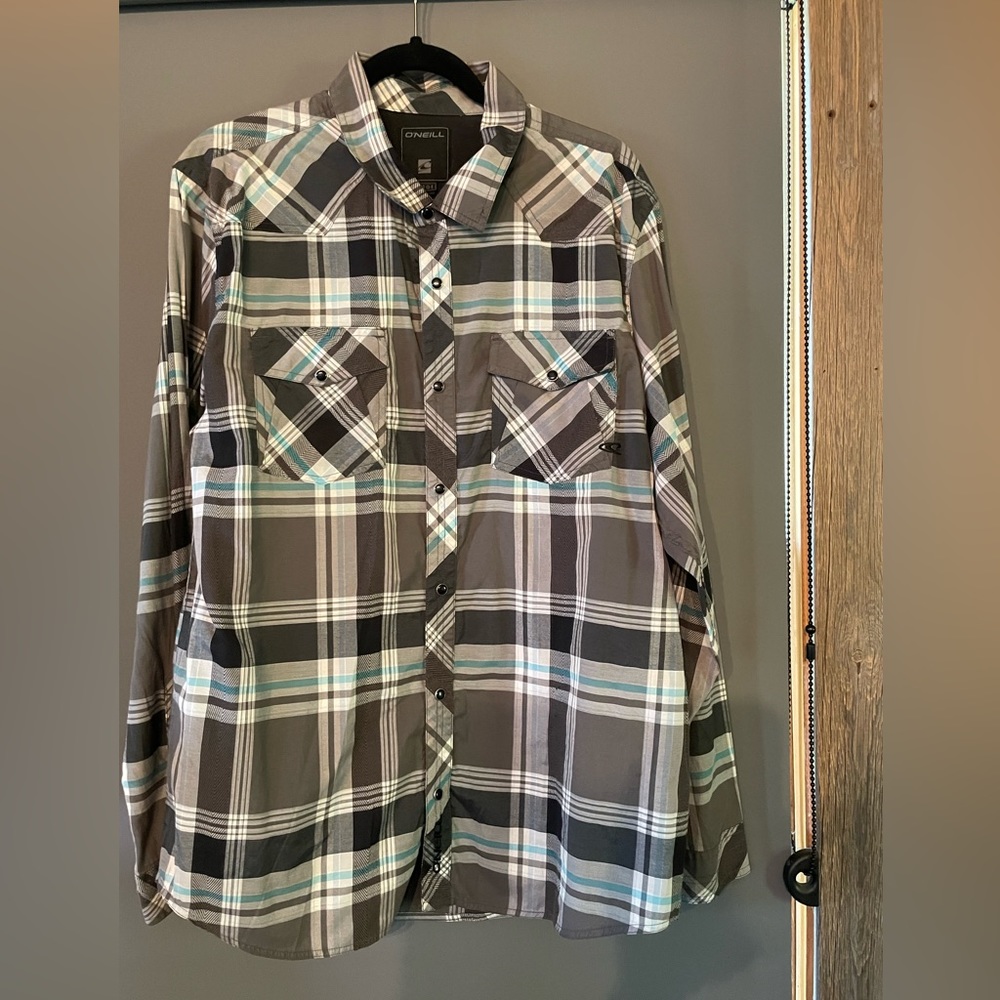Men’s O’NEILL lightweight button up.